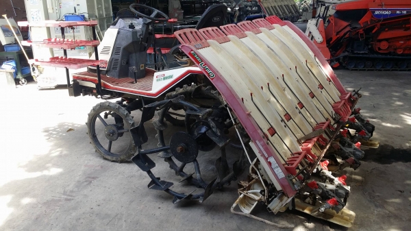 รถดำนานั่งขับ YANMAR รุ่น RR60 เก่าญี่ปุ่น  ดำนา 6 แถว  สภาพสวย เครื่องยนต์ติดง่าย