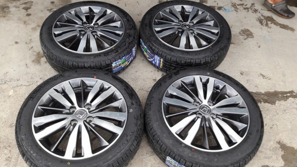 ขายล้อแม็กป้ายแดง jazz gk 16" ยางใหม่ปี16 สนใจติดต่อ ตาเล็ก ล้อและยางครับ 081-3747940