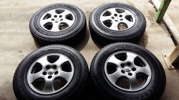 ขายล้อแม็ก vigo 16" ยางปี16  สนใจติดต่อ ตาเล็ก ล้อและยางครับ 081-3747940