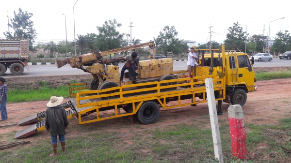 tractor-backhoe จัดส่ง รถทุบพื้นตอกถนน ให้ ลูกค้าสุมทรปราการครับ ขอบคุณครับ tractor-backhoe จัดส่ง รถทุบพื้นตอกถนน ให้ ลูกค้าสุมทรปราการครับ ขอบคุณครับ