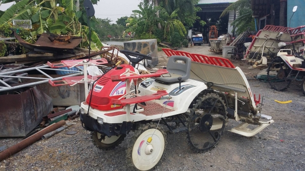 รถดำนานั่งขับ YANMAR รุ่น Pe-4 เก่าญี่ปุ่น  ดำนา 4 แถว สภาพสวย เครื่องยนต์ติดง่าย