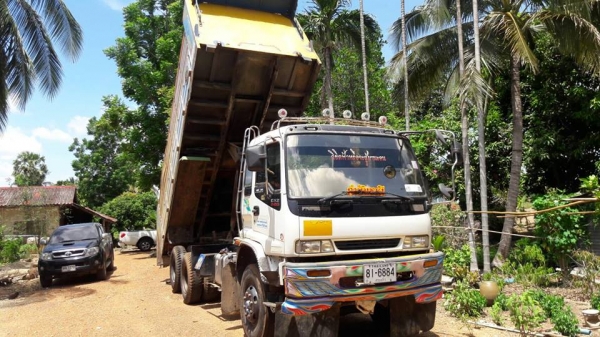 ขายรถพ่วงแม่ลูก ดั้ม320ปี47 รถสวยสภาพดี กระบะดั้มมิเนียม สภาพพร้อมใช้งาน เอกสารพร้อมโอน ราคา1,850,000 สนใจโทร 090-8588220คุณนะ 093-3258446คุณบิว หรือเข้าดูสินค้าอื่นๆได้ที่ www.narong2truck.com หรือ www.truck.in.th/498 หรือเพจFacebook ณรงค์ ซื้อขายรถมือสอ