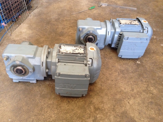 ขายมอเตอร์เกียร์ Sew eurodrive 0.5HP. 380V อัตราทด 1:9 รุ่นเพลาสวม สภาพของใหม่เก่าเก็บไม่เคยใช้งาน มี 2ตัวครับ ขายมอเตอร์เกียร์ Sew eurodrive 0.5HP. 380V อัตราทด 1:9 รุ่นเพลาสวม สภาพของใหม่เก่าเก็บไม่เคยใช้งาน มี 2ตัวครับ