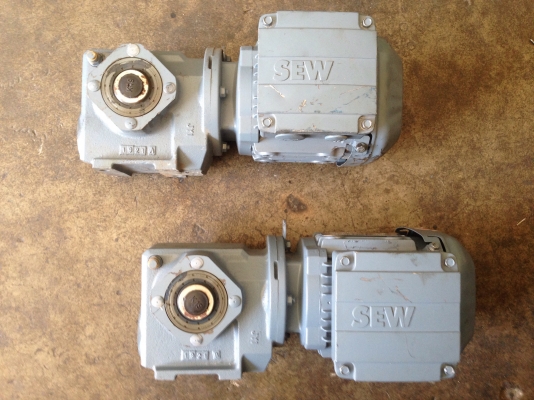 ขายมอเตอร์เกียร์ Sew eurodrive 0.5HP. 380V อัตราทด 1:9 รุ่นเพลาสวม สภาพของใหม่เก่าเก็บไม่เคยใช้งาน มี 2ตัวครับ