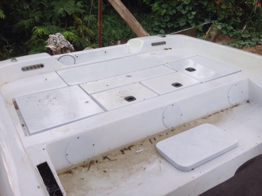 ขายเรือแบส17ฟุต เรทำสีใหม่หมดแล้ว ขายเฉพาะตัวเรือเปล่า 56000 บาท