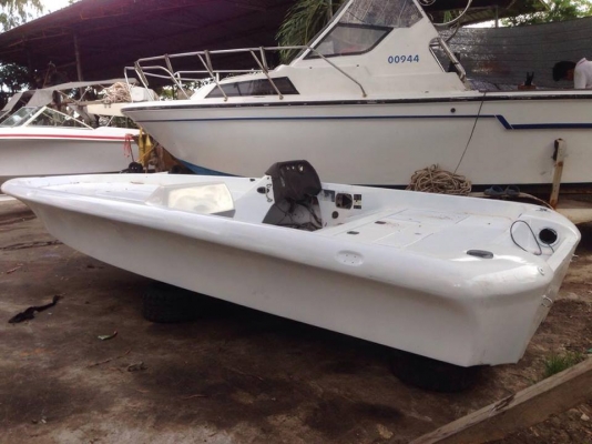 ขายเรือแบส17ฟุต เรทำสีใหม่หมดแล้ว ขายเฉพาะตัวเรือเปล่า 56000 บาท