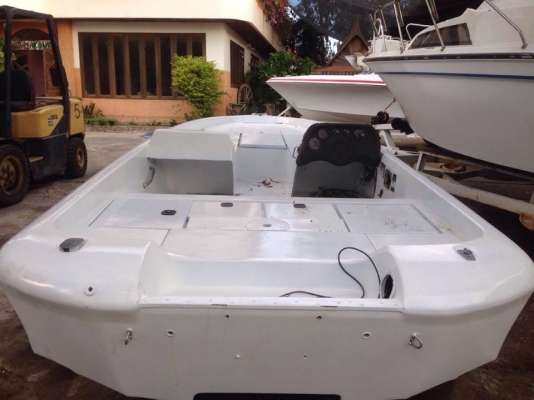 ขายเรือแบส17ฟุต เรทำสีใหม่หมดแล้ว ขายเฉพาะตัวเรือเปล่า 56000 บาท