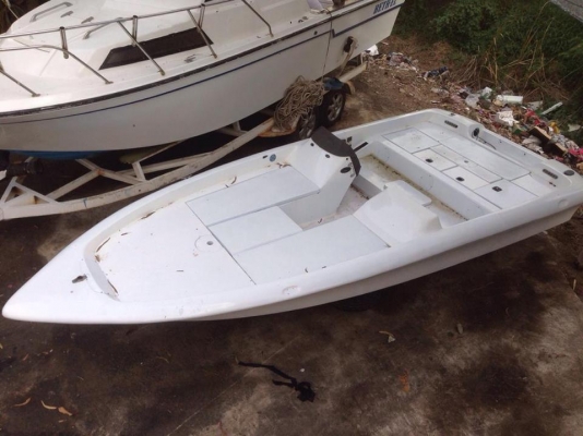 ขายเรือแบส17ฟุต เรทำสีใหม่หมดแล้ว ขายเฉพาะตัวเรือเปล่า 56000 บาท