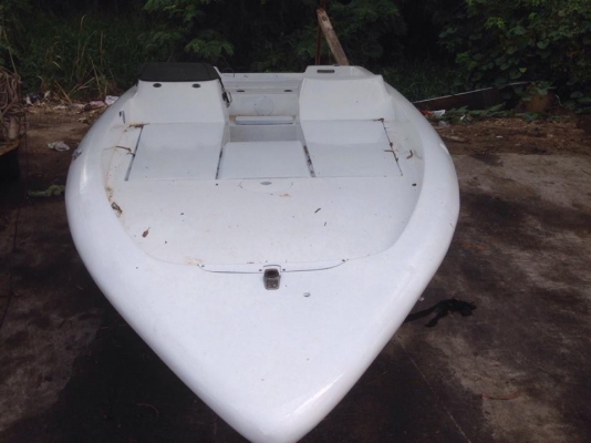 ขายเรือแบส17ฟุต เรทำสีใหม่หมดแล้ว ขายเฉพาะตัวเรือเปล่า 56000 บาท