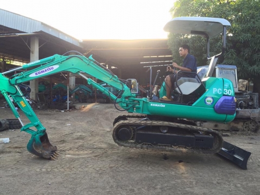 ขายรถขุดแบคโฮ KOMATSU Pc30-7 ขนาด30  (คอลโทลสั้น ปั๊มนิ้ว มีลายหัวกระแทก) เครื่องแน่น ระบบไว รถพร้อมใช้งาน ราคา 430,000 บาท☎️096-3268553(สถิตย์พันธ์) ID LINE 0963268553