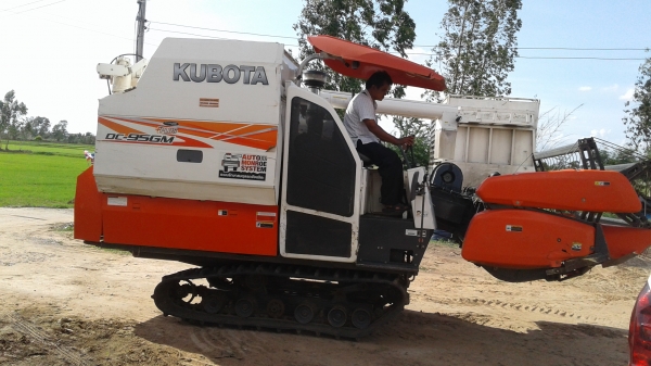 รถเกี่ยวคูโบต้ส 95พลัส ปี57 1300 ชม  สภาพพร้อมใช้ ทะเบียนพร้อมโอน