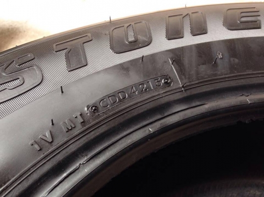 ยาง Bridgstone 245-70-16 ปี 15 ครบชุด 4 เส้น 8500 สภาพสวยๆไม่มีปะไม่บวมไม่กินข้างดอกยางเหลือเยอะเอาไปวิ่งกันใด้อีกยาวค่ะ