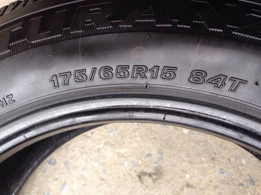 ยาง Bridgstone 175-65-15 ปี 15 ครบชุด 4 เส้น 3000 สภาพสวยๆดอกยางนิ่มๆไม่บวมดอกยางเหลือเยอะวิ่งใด้อีกนานค่ะ