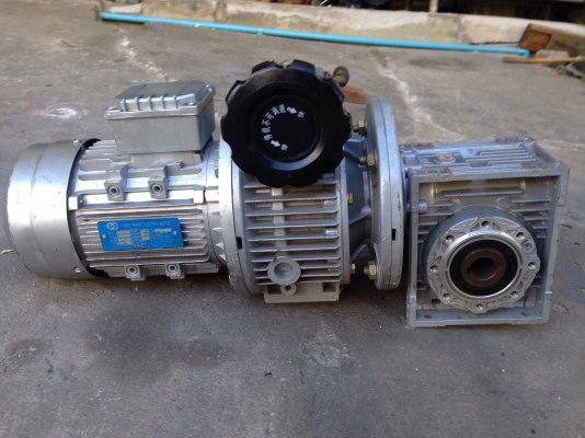ขายมอเตอร์เกียร์ปรับรอบ แบบเพลาสวม Bolong 1HP. 380V ปรับได้ตั้งแต่ 20-100 รอบต่อนาที สภาพสวยมาก วิ่ง ขายมอเตอร์เกียร์ปรับรอบ แบบเพลาสวม Bolong 1HP. 380V ปรับได้ตั้งแต่ 20-100 รอบต่อนาที สภาพสวยมาก วิ่ง