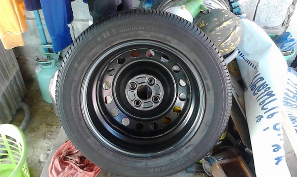 ยางพร้อมกระทะใหม่ๆ ดอกเต็ม โยโกฮาม่า 185/60 r15  84H ปี2014