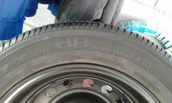 ยางพร้อมกระทะใหม่ๆ ดอกเต็ม โยโกฮาม่า 185/60 r15  84H ปี2014