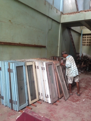 หน้าต่างไม้สัก 200 บาท