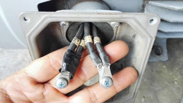 ** SOLD ** มอเตอร์ Mitsubishi 5 HP 220V ใช้ไฟบ้านรุ่นใหม่ชนช้อปสภาพกริ้บทุ่นเดิมๆมาเทสก่อนได้