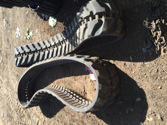 แทรคยางมือ 2 สภาพ 95\%ใส่ KOMATSU 30-7 <84ข้อ>☎️ติดต่อ 085-5632278 (ราคาต่อรองได้)