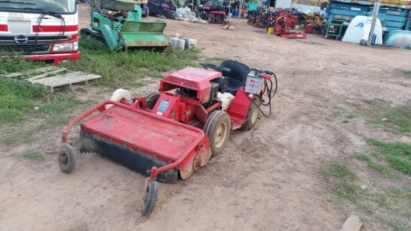 ประกอบเสร็จกันไปอีกตัวครับ รถตัดหญ้า นั่งขับ ใบตีโรตารี่ เครื่อง KUBOTA เบนชิน ตัดหญ้าสูงได้ เก่าญี่ปุ่นแท้