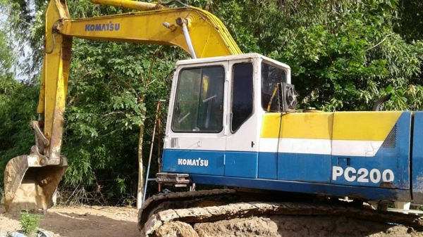 ขายรถขุดแบ็คโค KOMATSU PC200-5 ไฟฟ้าครบเอกสารเล่มทะเบียน ช่วงล่างดี บูมสวยสภาพทำงานปกติ แอร์เย็น
