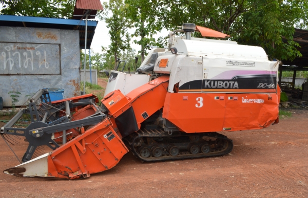 ขายด่วน รถเกี่ยวข้าว KUBOTA+เทเลอร์พ่วง ทำงานได้เลย รถสภาพดี พร้อมทำงาน เจ้าของขายเอง มีเล่มทะเบียนพร้อมโอน
