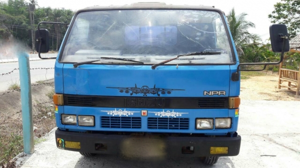 รถอีซูซุ 6 ล้อ พื้นเรียบ NPR 115 แรงม้า. ปี 33.     สนใจติดต่อ  081 - 6079515