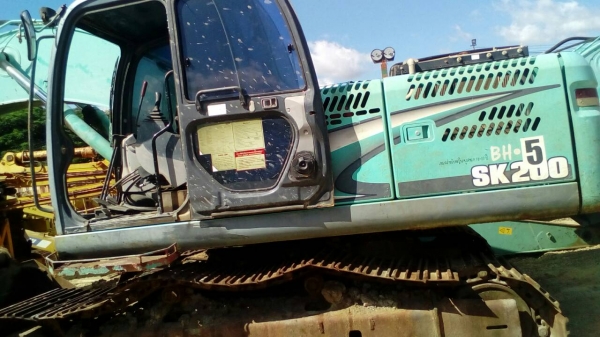ขายเหมารถแบคโฮ 11 คัน KOBELCO SK200-8 YN11 มี 4 คัน SK200-6 YN 10 มี 1 คัน KOMATSU PC200-5 มี 6 คัน ราคา 9500000
