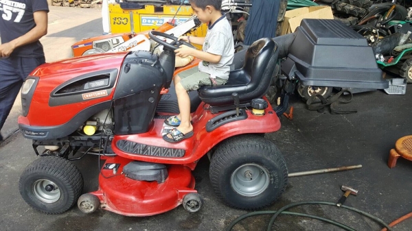 ขายรถตัดหญ้าคราฟเเมน YT4000 เครื่อง24HPใบมีด42นิ้ว มือสอง