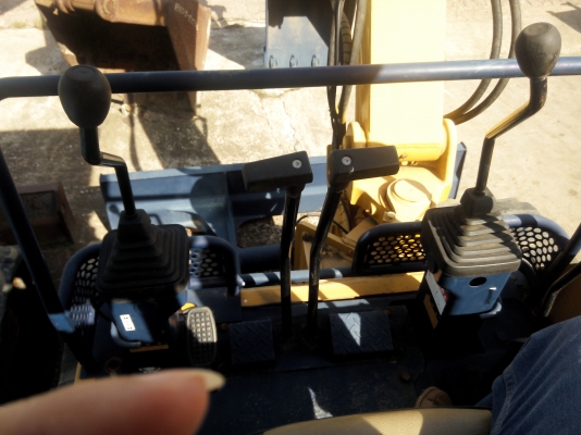 ขายรถแบคโฮ KOMATSU PC40-6 รถเก่านอก ราคา 400000 ขายรถแบคโฮ KOMATSU PC40-6 รถเก่านอก ราคา 400000