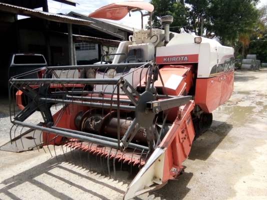 ขายรถเกี่ยวข้าวคูโบต้า  DC 60 พลัช ปี 53 เล่มทะเบียนพร้อม