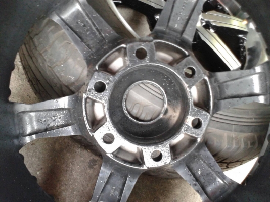 ขอบ17นิ้ว6รู พร้อมยาง สวยๆ 4 ล้อ ราคา 7900 บาท