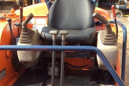 ขายรถขุดดินตีนตะขาบขนาดเล็ก  ยี่ห้อ :HITACHI    EX30  ปี : ( 1994 ) ราคา 350,000 บาท