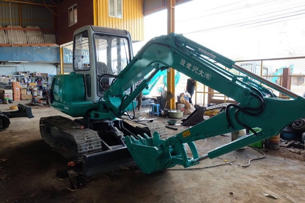 ขายรถขุด KOMATSU PC 40-7 (เก๋ง) รถเก่านอก  100\%  มีเอกสารแจ้งจำหน่าย  ราคาร 550,000 บาท พร้อมส่ง
