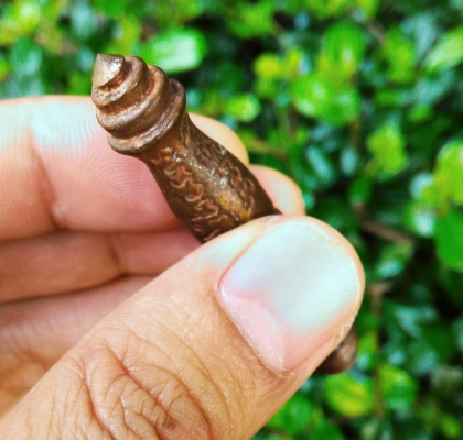 กริ่งตะกรุดคฑา  เนื้อสัตโลหะ ปี19 หลวงปู่สรวงเสก วัดไพรพัฒนา จ.ศรีสะเกษ  ความยาว 2 นิ้วครึ่ง มีหนึ่งเดียว