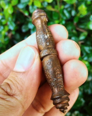 กริ่งตะกรุดคฑา  เนื้อสัตโลหะ ปี19 หลวงปู่สรวงเสก วัดไพรพัฒนา จ.ศรีสะเกษ  ความยาว 2 นิ้วครึ่ง มีหนึ่งเดียว