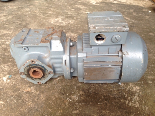 ขายมอเตอร์เกียร์ SEW eurodrive 0.5HP. 380V อัตราทด 1:37 เพลาออกประมาณ 37รอบต่อนาที สภาพสวยมาก วิ่งนิ่ม พร้อมใช้งาน มี 2ตัวครับ