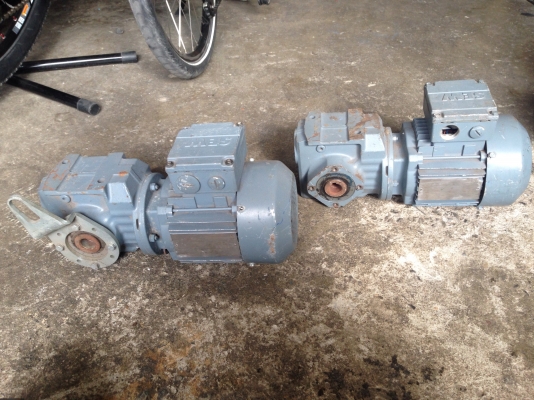 ขายมอเตอร์เกียร์ SEW eurodrive 0.5HP. 380V อัตราทด 1:37 เพลาออกประมาณ 37รอบต่อนาที สภาพสวยมาก วิ่งนิ่ม พร้อมใช้งาน มี 2ตัวครับ