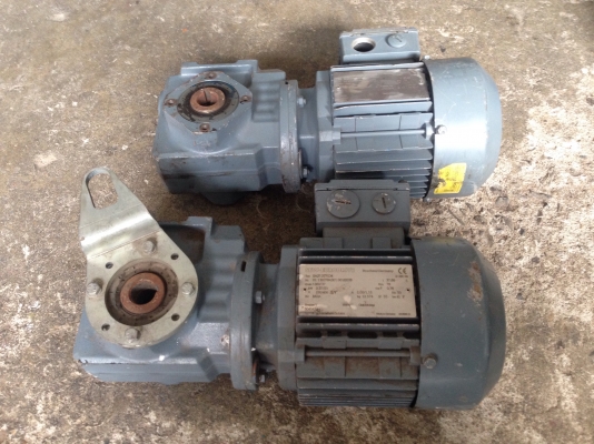 ขายมอเตอร์เกียร์ SEW eurodrive 0.5HP. 380V อัตราทด 1:37 เพลาออกประมาณ 37รอบต่อนาที สภาพสวยมาก วิ่งนิ่ม พร้อมใช้งาน มี 2ตัวครับ