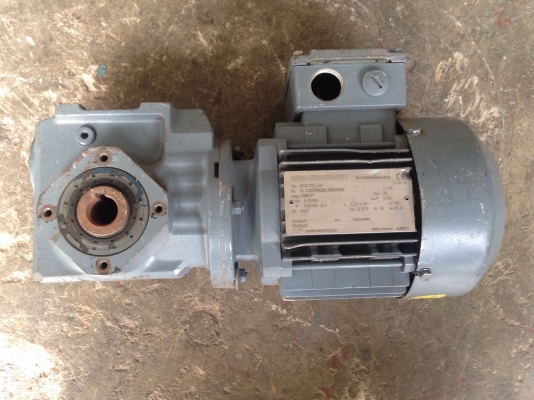 ขายมอเตอร์เกียร์ SEW eurodrive 0.5HP. 380V อัตราทด 1:37 เพลาออกประมาณ 37รอบต่อนาที สภาพสวยมาก วิ่งนิ่ม พร้อมใช้งาน มี 2ตัวครับ