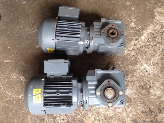 ขายมอเตอร์เกียร์ SEW eurodrive 0.5HP. 380V อัตราทด 1:37 เพลาออกประมาณ 37รอบต่อนาที สภาพสวยมาก วิ่งนิ่ม พร้อมใช้งาน มี 2ตัวครับ
