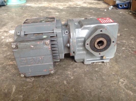 ขายมอเตอร์เกียร์ SEW eurodrive 1/4HP. 380V อัตราทด 1:125 เพลาออกประมาณ 11 รอบต่อนาที แรงบิดเยอะ สภาพสวยมาก วิ่งนิ่ม พร้อมใช้งาน