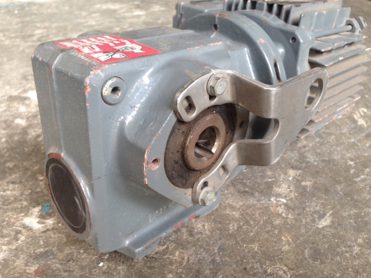 ขายมอเตอร์เกียร์ SEW eurodrive 1/4HP. 380V อัตราทด 1:125 เพลาออกประมาณ 11 รอบต่อนาที แรงบิดเยอะ สภาพสวยมาก วิ่งนิ่ม พร้อมใช้งาน