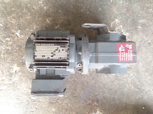ขายมอเตอร์เกียร์ SEW eurodrive 1/4HP. 380V อัตราทด 1:125 เพลาออกประมาณ 11 รอบต่อนาที แรงบิดเยอะ สภาพสวยมาก วิ่งนิ่ม พร้อมใช้งาน