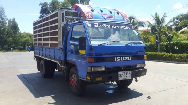 ขายรถ6ล้อ NPR 120แรง เฟืองท้ายF ภายในสวย แอร์เย็น สภาพพร้อมใช้งาน เอกสารพร้อมโอน ราคา360,000 สนใจโทร 090-8588220คุณนะ 093-3258446คุณบิว หรือเข้าดูสินค้าอื่นๆได้ที่ www.truck.in.th/498 หรือเพจFacebook ณรงค์ ซื้อขายรถมือสอง (เว็บไซต์ส่วนตัว) หรือFacebook คุ