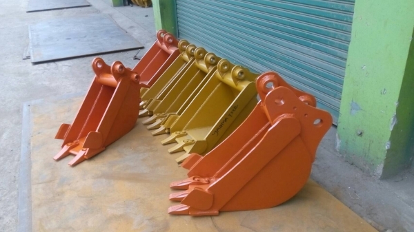 รับสั่งทำและขายบุ้งกี้ปากแคบสำหรับวางท่อปะปา รถแมคโคเล็ก. โคมัสสุ คุโบต้า ยันม่าร์ ทุกรุ่น   ขนาดความกว้าง 20-25-30 ซม รับประกันความแข็งแรง