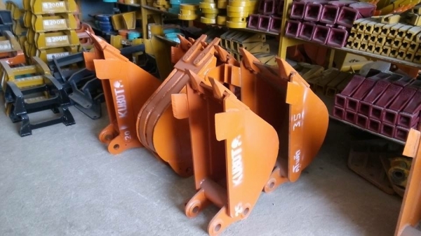 รับสั่งทำและขายบุ้งกี้ปากแคบสำหรับวางท่อปะปา รถแมคโคเล็ก. โคมัสสุ คุโบต้า ยันม่าร์ ทุกรุ่น   ขนาดความกว้าง 20-25-30 ซม รับประกันความแข็งแรง