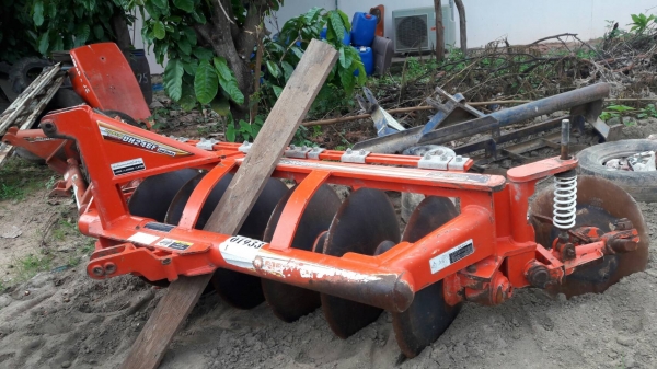 ขายอุปกรณ์ต่อพ่วงรถไถ ผาน6 24นิ้ว ตราช้าง สภาพดีสวยๆๆ พร้อมใช้ ขายอุปกรณ์ต่อพ่วงรถไถ ผาน6 24นิ้ว ตราช้าง สภาพดีสวยๆๆ พร้อมใช้