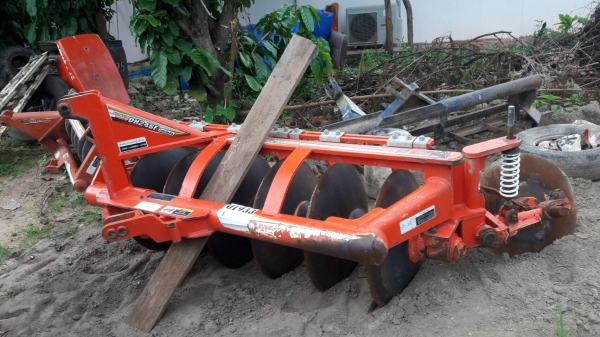 ขายอุปกรณ์ต่อพ่วงรถไถ ผาน6 24นิ้ว ตราช้าง สภาพดีสวยๆๆ พร้อมใช้ ขายอุปกรณ์ต่อพ่วงรถไถ ผาน6 24นิ้ว ตราช้าง สภาพดีสวยๆๆ พร้อมใช้