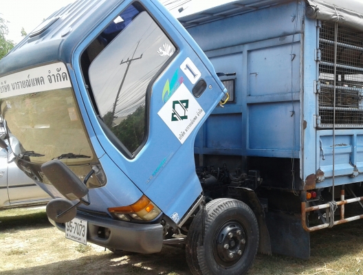 หกล้อ อีซูชุ NQR140ปี46 มีหลังคาเบาะครบ รับสั่ง-พนักงาน-นักเรียน ช่วงยาว5.50ม สภาพดีพร้อม หัวบางเดิมสวยพายในครบ พร้อมใช้งาน ทะเบียนพร้อมโอน